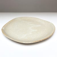 Assiette irrégulière blanche