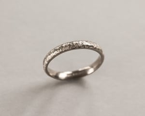 Image of 18ct white gold 3mm horn texture ring