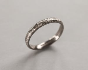 Image of 18ct white gold 3mm horn texture ring