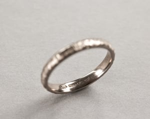 Image of 18ct white gold 3mm horn texture ring