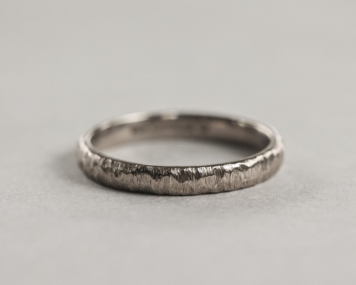 Image of 18ct white gold 3mm horn texture ring