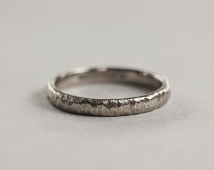 Image of 18ct white gold 3mm horn texture ring