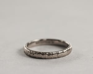 Image of 18ct white gold 3mm horn texture ring