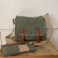 Image 1 of Besace en toile militaire et sa pochette assortie. 