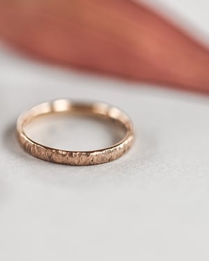 Image of 18ct rose gold 2mm horn texture ring