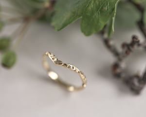 Image of 18ct gold 2mm floral carved wishbone ring