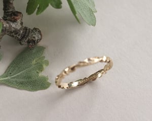 Image of 18ct yellow gold 2mm floral carved ring