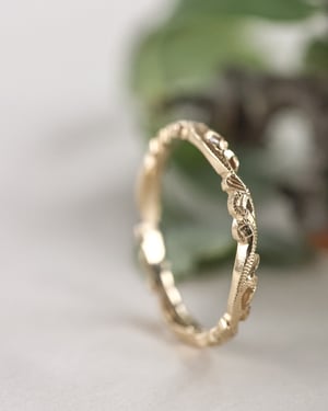 Image of 18ct yellow gold 2mm floral carved ring