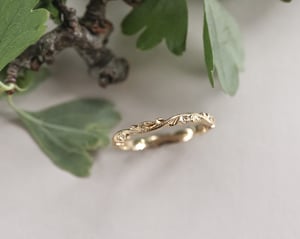 Image of 18ct yellow gold 2mm floral carved ring