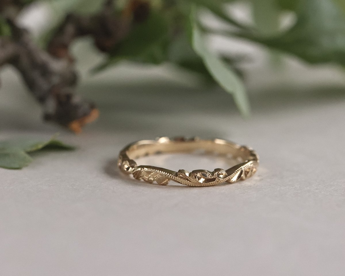 Image of 18ct yellow gold 2mm floral carved ring