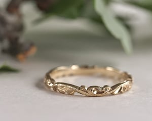 Image of 18ct yellow gold 2mm floral carved ring