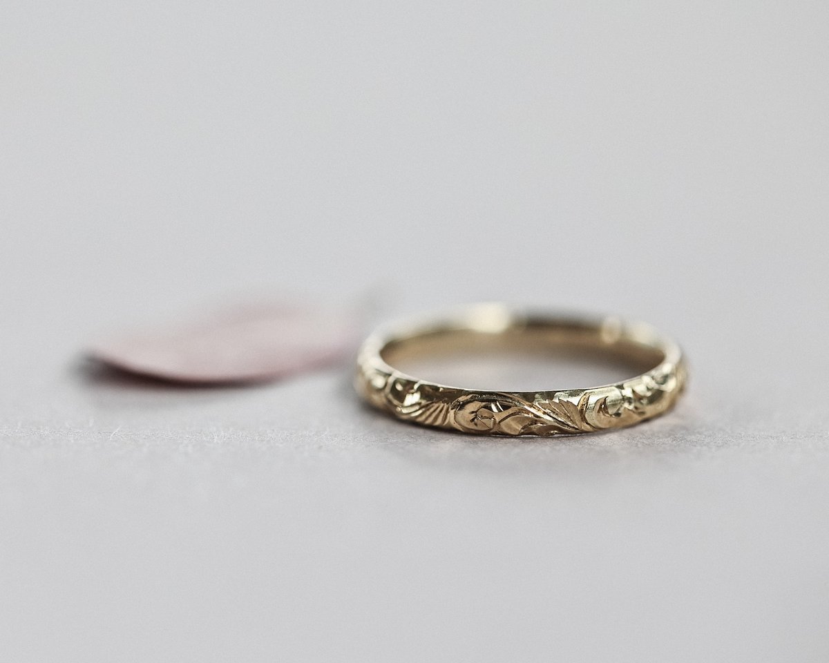 Image of 18ct Yellow gold 2mm Floral engraved ring