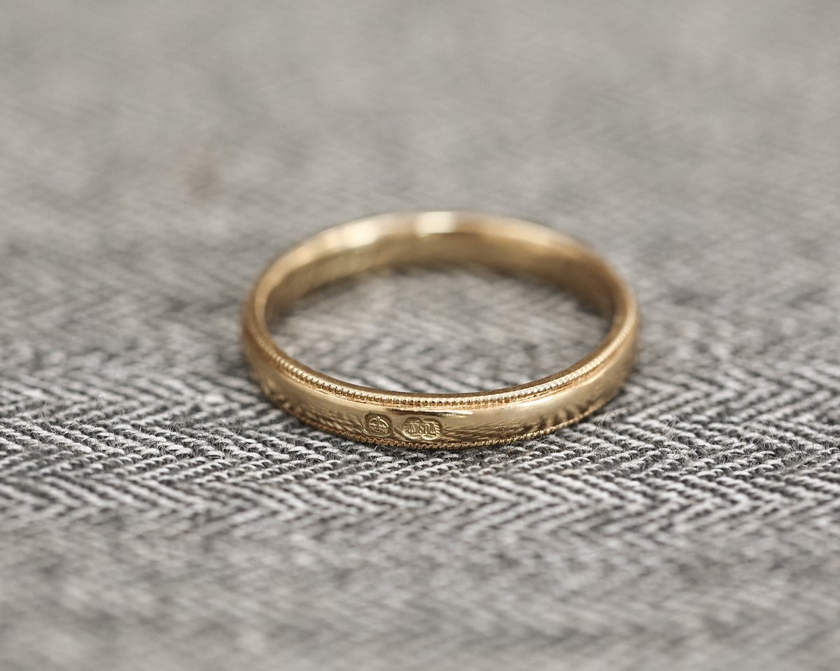 Image of 18ct Yellow gold 3mm milled edge ring