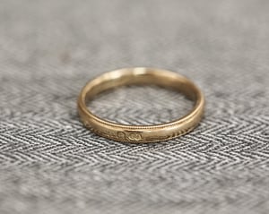 Image of 18ct Yellow gold 3mm milled edge ring