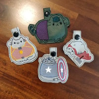 Image 3 of Chonky Cat Keyrings