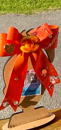 Image 2 of Messy bow