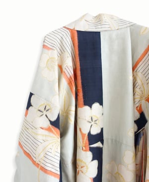 Image of Silkekimono dame lyseblågrå med juleroseblomster i meisen vævning