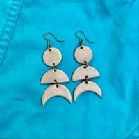 Image 4 of LA LUNE DROP EARRINGS - CREMA