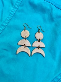 Image 5 of LA LUNE DROP EARRINGS - CREMA