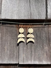 Image 7 of LA LUNE DROP EARRINGS - CREMA