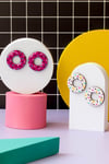 Donut Memphis grande fucsia/blanco