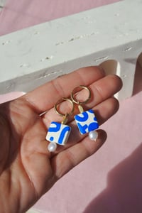 Image 2 of Tiled Pearl Huggie Earrings