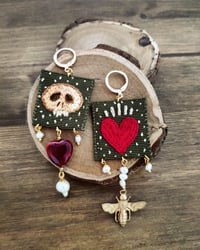 Image 1 of Orechini 'Memento Mori' ricamati