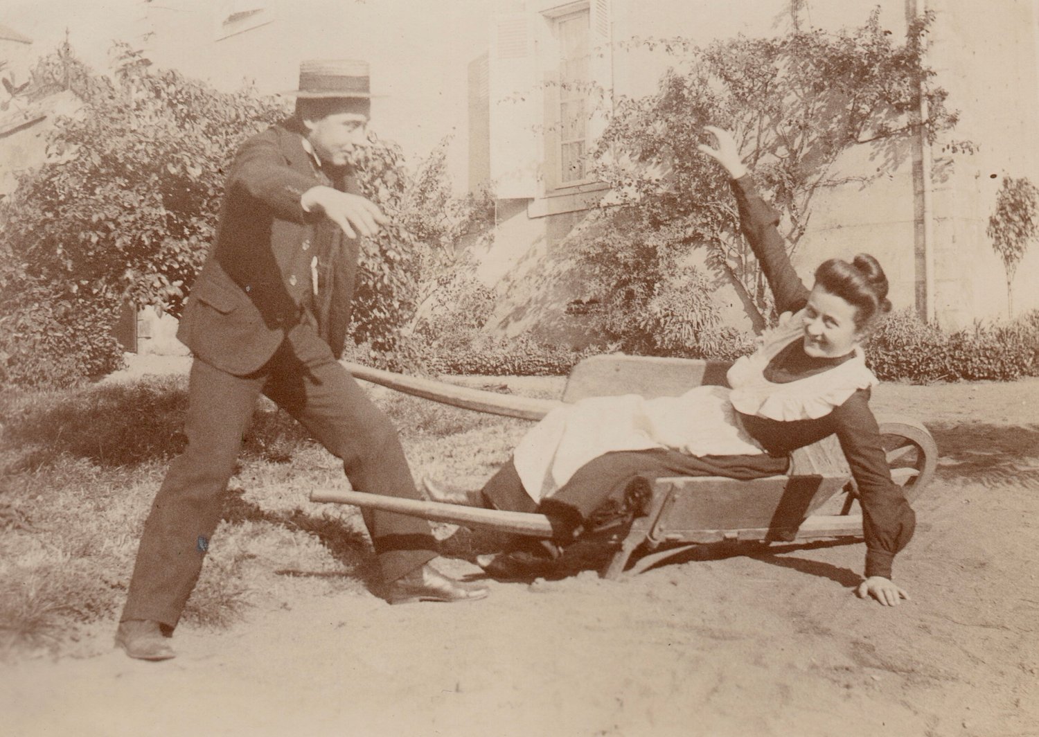 Image of Anonyme: fun in the garden with a wheelbarrow, ca. 1900