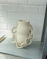 Image 1 of Vase with marbled chain 01