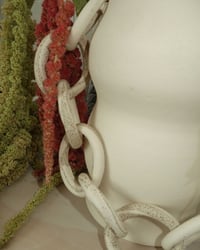 Image 2 of Vase with marbled chain 01