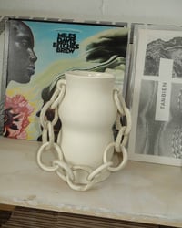 Image 4 of Vase with marbled chain 01