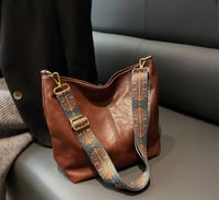 Retro Women's Hobo Bag, Fashionable and Minimalist Crossbody Bag, Large Capacity Shoulder Bag for Tr