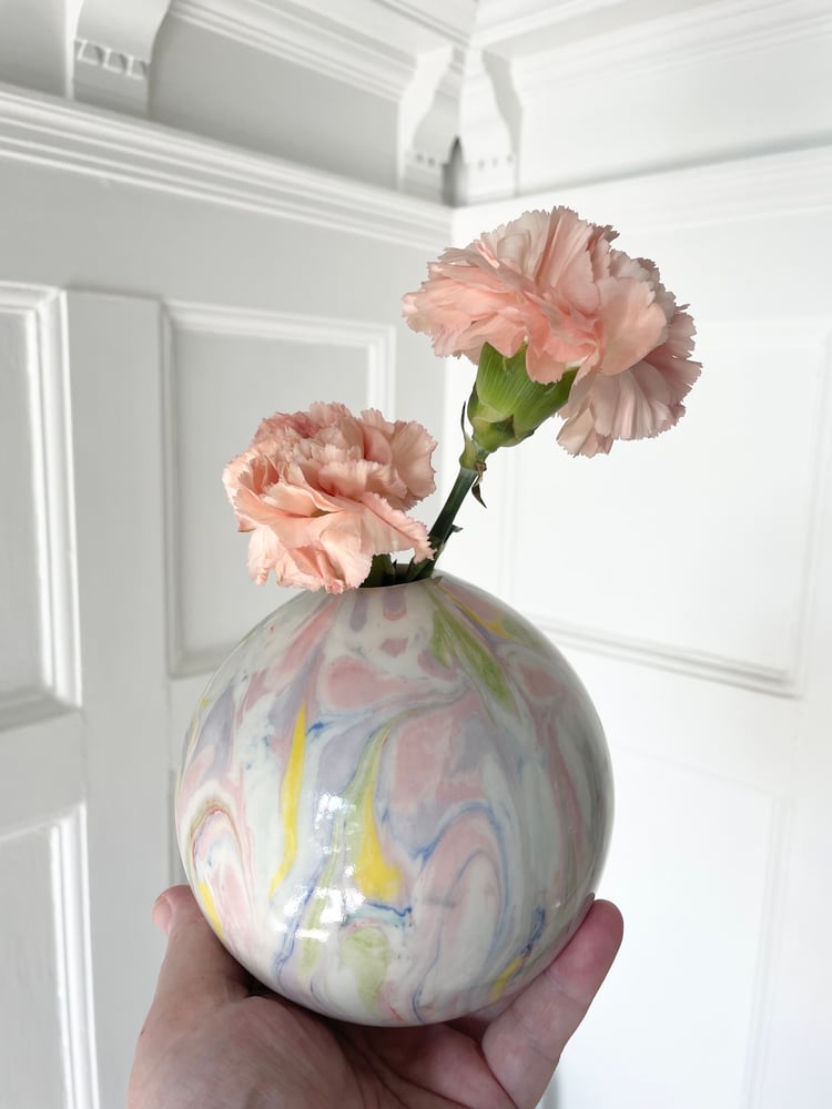 Image of Kugle vase gul/pink/blå/lilla