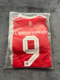 Image 3 of Bayern Munich red Kane no.9