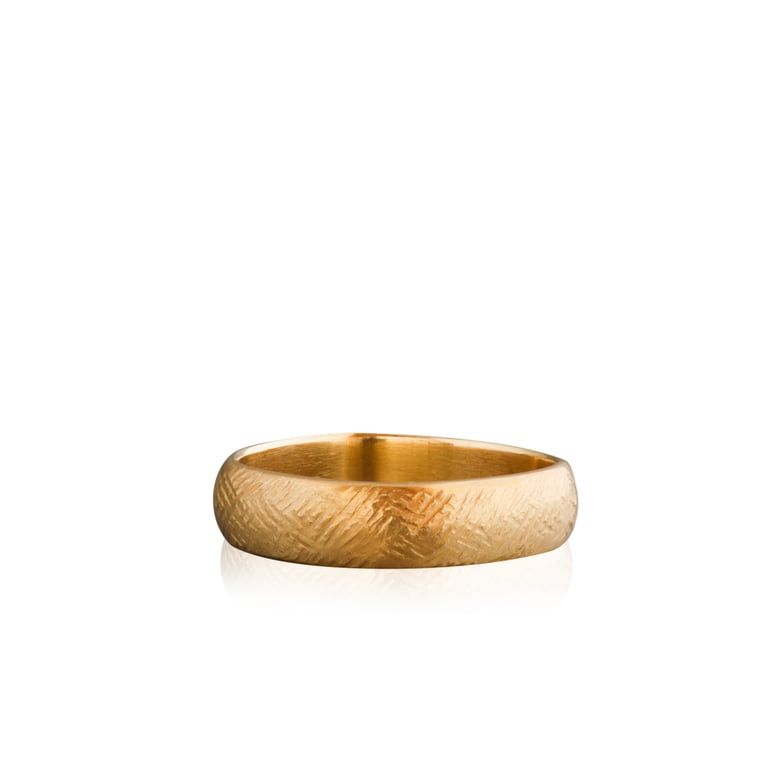 Image of 14k gold scuffy band, finger shaped