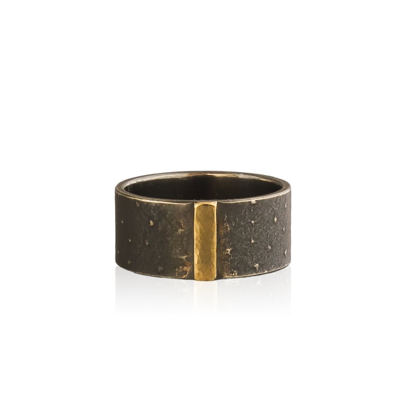 Image of hammered gold stripe/wide oxidized band