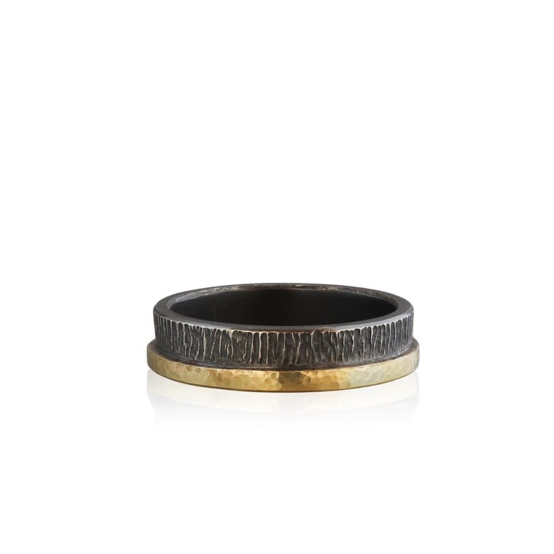 Image of dora band in 18k yellow gold and oxidized silver