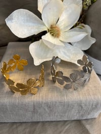 Image 3 of Stainless Steel Flower Bracelet Gold or Silver 