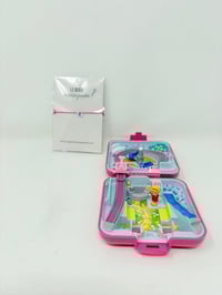 Image 5 of Ensemble bracelet et Polly Pocket Carré fushia parc d'attraction 2