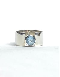 Image 1 of Bague large avec topaze