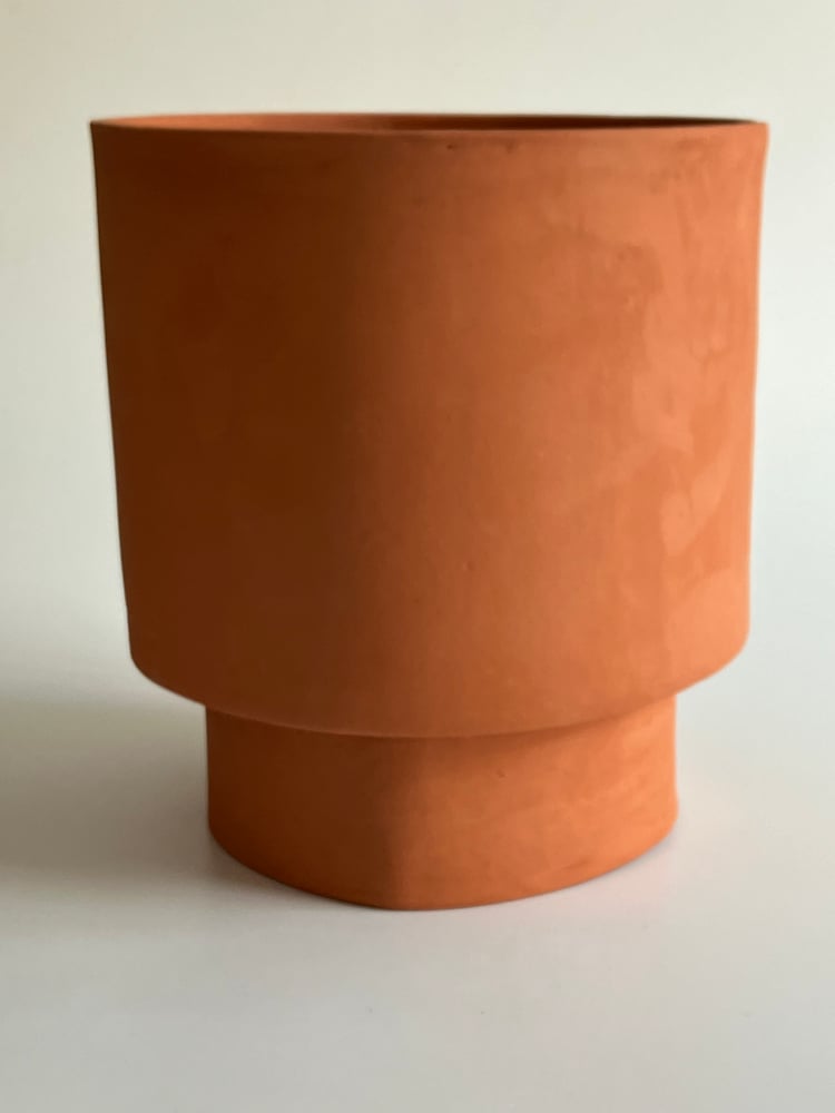 Image of large terracotta planter 2