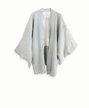 Image of Kort kimono dame af grøngrå/hvid silke med prikmønster