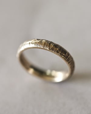 Image of 9ct gold 4mm horn texture ring