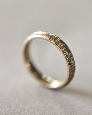 Image of 9ct gold 4mm horn texture ring