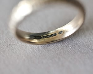 Image of 9ct gold 4mm horn texture ring