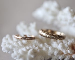 Image of 9ct gold 4mm horn texture ring