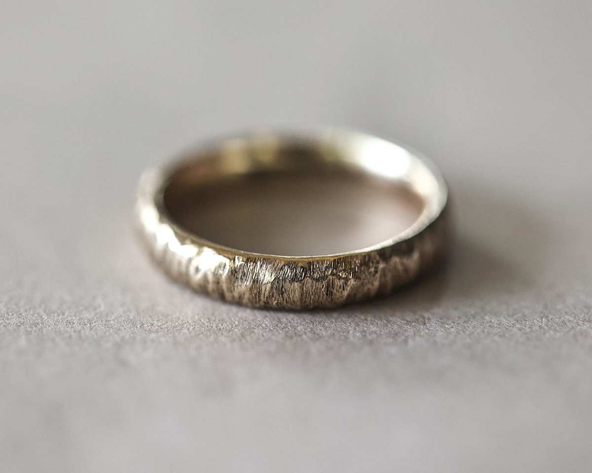 Image of 9ct gold 4mm horn texture ring