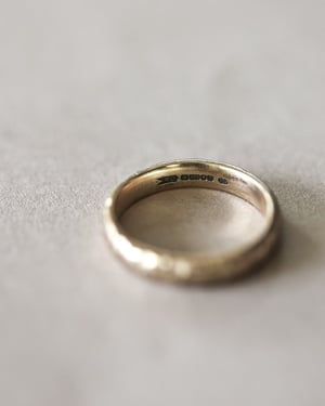 Image of 9ct gold 4mm horn texture ring