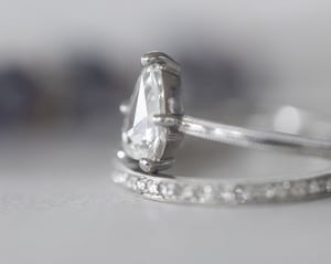 Image of  Platinum pear shape white diamond ring (IOW152)