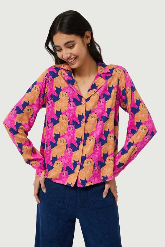 Image of Camisa estampada con gatos.